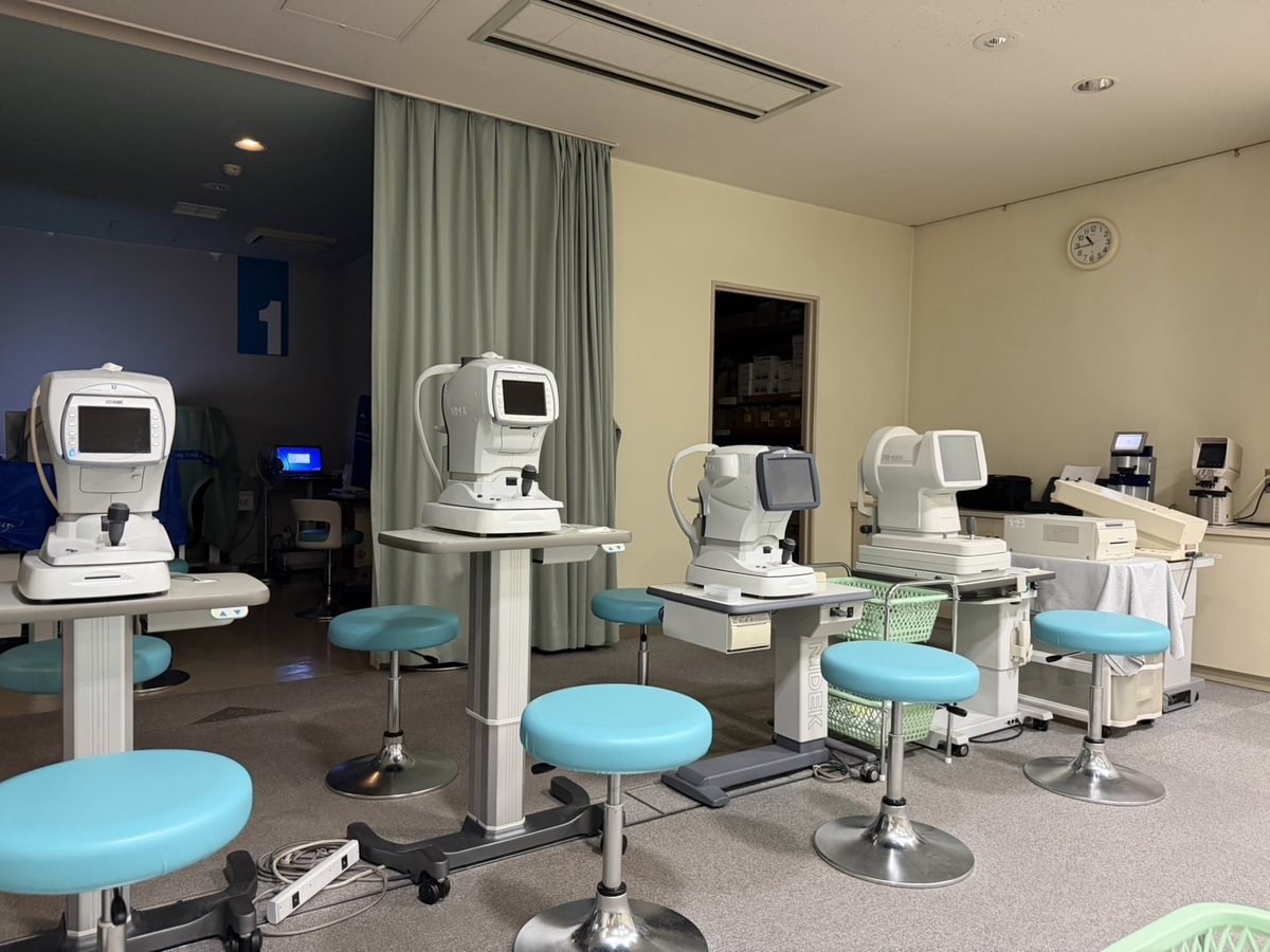 検査機器が並ぶ検査室