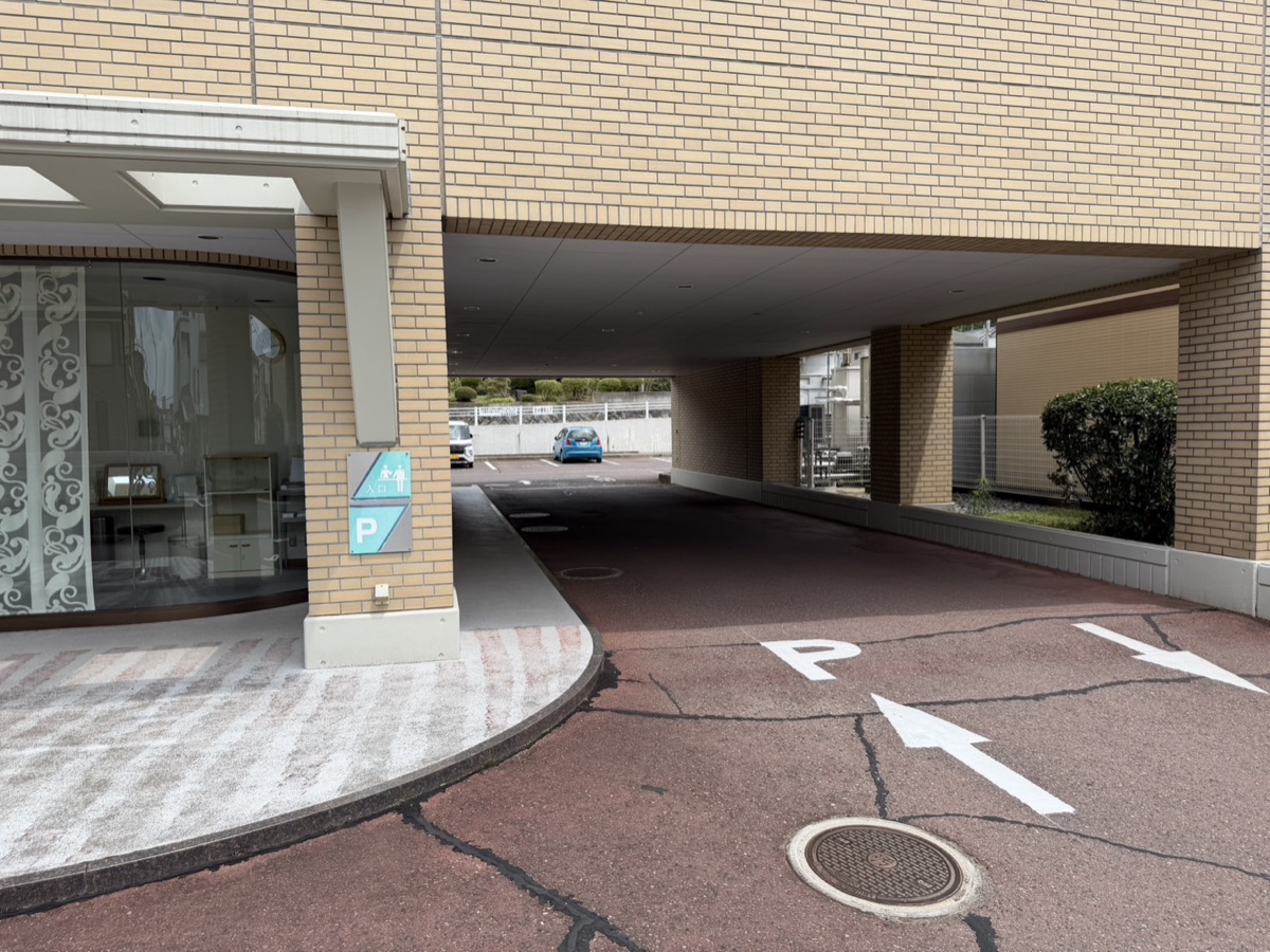 建物下の駐車場入口